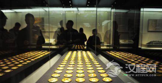 原文配图：数百件金饼、马蹄金、麟趾金、金板等给人以视觉上的冲击和震撼。