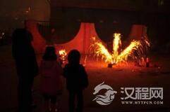 中国除夕夜为什么有放爆竹这个传统习俗？