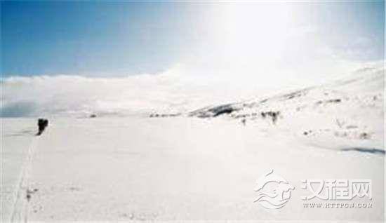 玩雪导致眼睛刺痛患上雪盲症，玩雪也要注意保护视力和防晒！