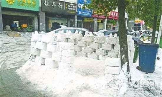 武汉街头居然堆起了城堡，这居然还有这种玩儿法？这就很厉害了！，