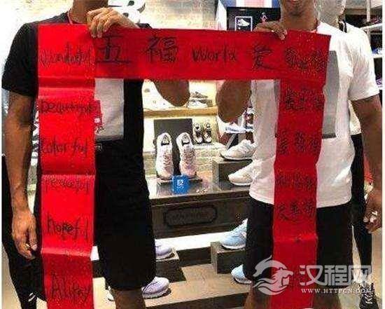 英文版春联走红国外受到了广大消费者的追捧,你能看懂吗?