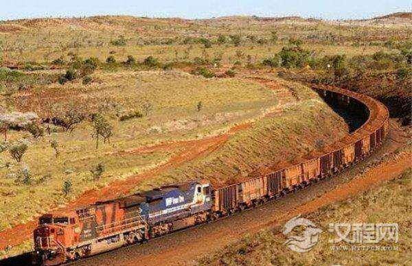 世界上最长的火车，共有八个车头682节车厢(长7353米)