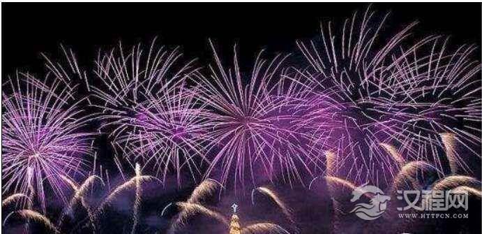 世界上最大的圣诞树。巴西热内卢重542吨高85米圣诞树漂浮在湖上