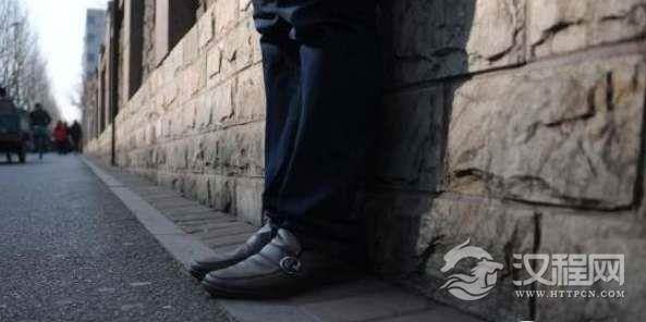 山东济南现史上最窄人行道，只有20厘米宽度仅能走1人