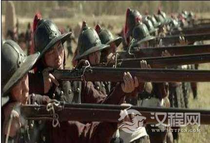 火枪刚出来的时候弱于弓箭，欧洲人为什么能坚持用下去呢