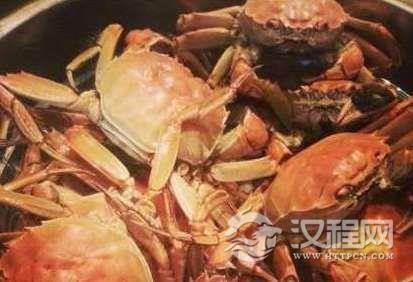 第一个吃螃蟹的人什么意思？第一个吃螃蟹的人到底是谁