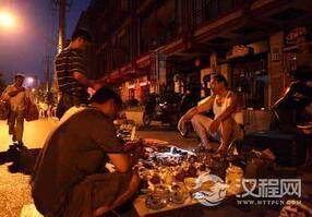 京城“鬼市”凌晨2：30摆摊 天亮就消失了？