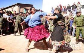 最奇葩的节日:互相伤害为乐甚至要战死