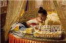 皇帝宠幸妃子时为什么要裸身才能进寝宫？