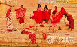 在印度被人踩在脚下竟然是种祈福习俗