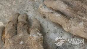 山东农民挖出百年不腐清末夫妻合葬尸体