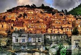 希腊村庄为何会下沉：最终变为一座“鬼城”