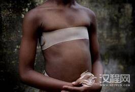 可怕陋习：竟用热石头烫少女的胸部实行割礼