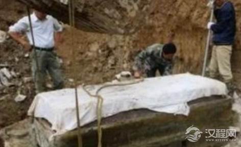 古墓中发现夫妻合葬，出土蚕丝专家大呼：不可能