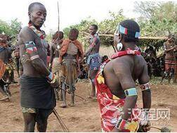 鞭打才是爱?非洲部落女子找老公必须先抽鞭子