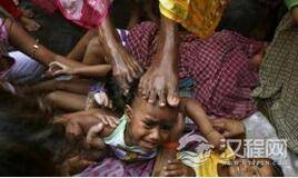 印度变态文化:为祈福把婴儿从高处抛下!