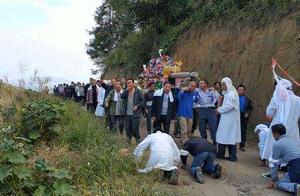 农村丧葬风俗，起灵之前要摔盆，没有儿子的该谁来摔呢