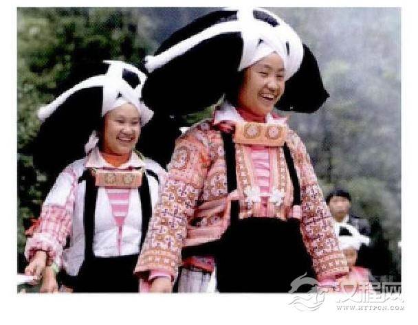 图3木质牛角形头饰