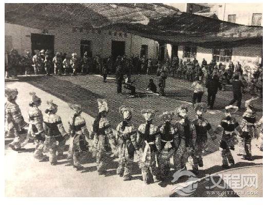 图2在婚礼上打跳的直苴彝族