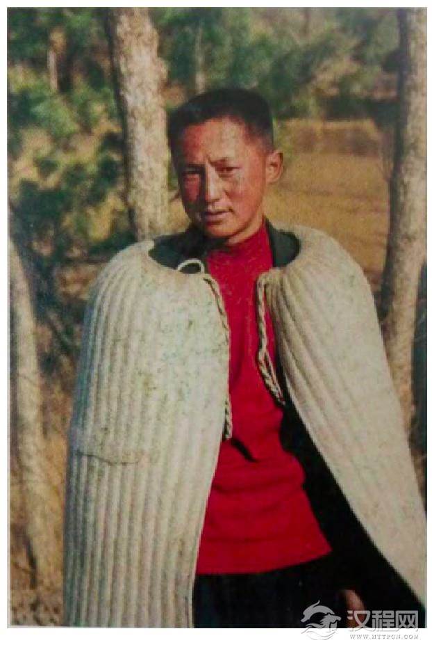 彝族男子披披毡