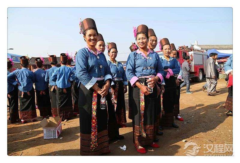 阿昌族姑娘服装