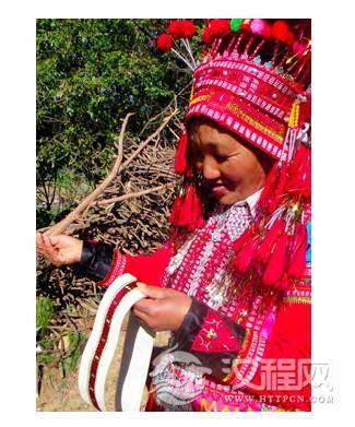 刺绣花腰彝族妇女