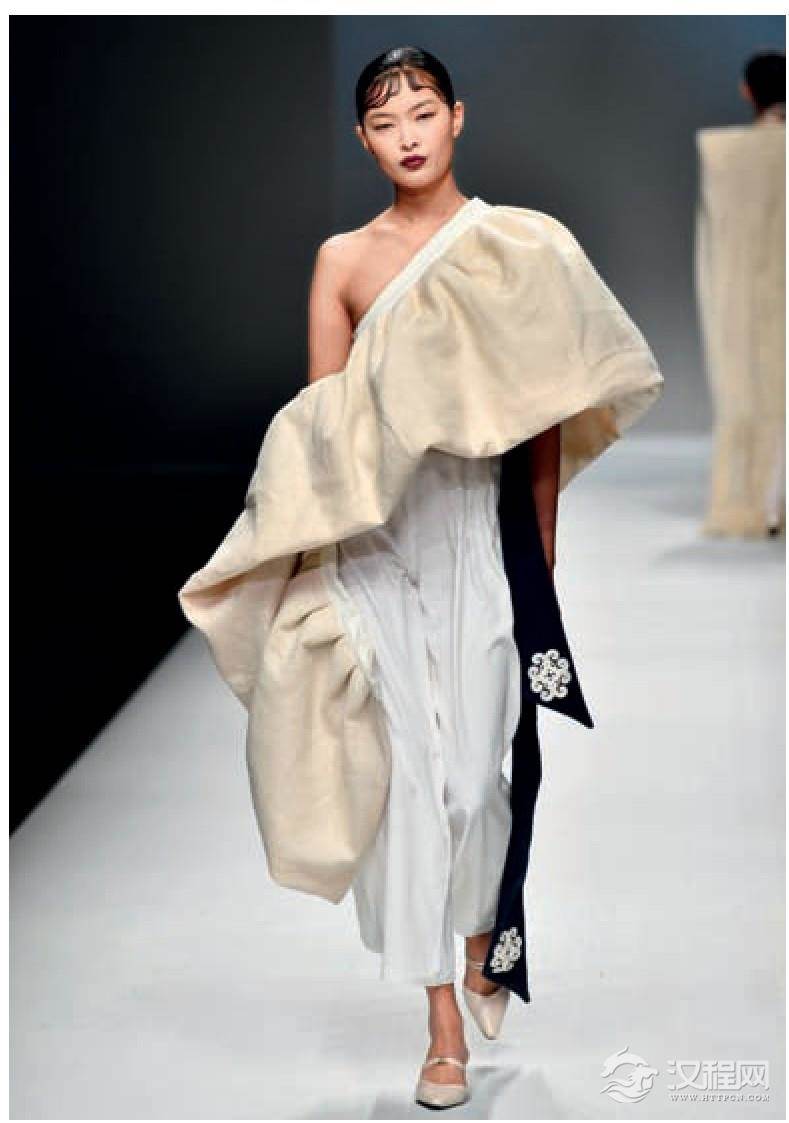 羊毛披挂大衣门襟