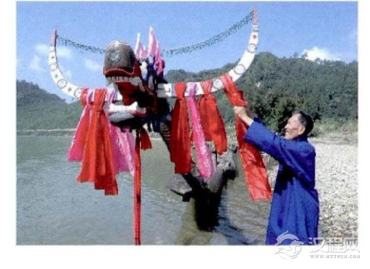 苗族牛角龙头的龙舟