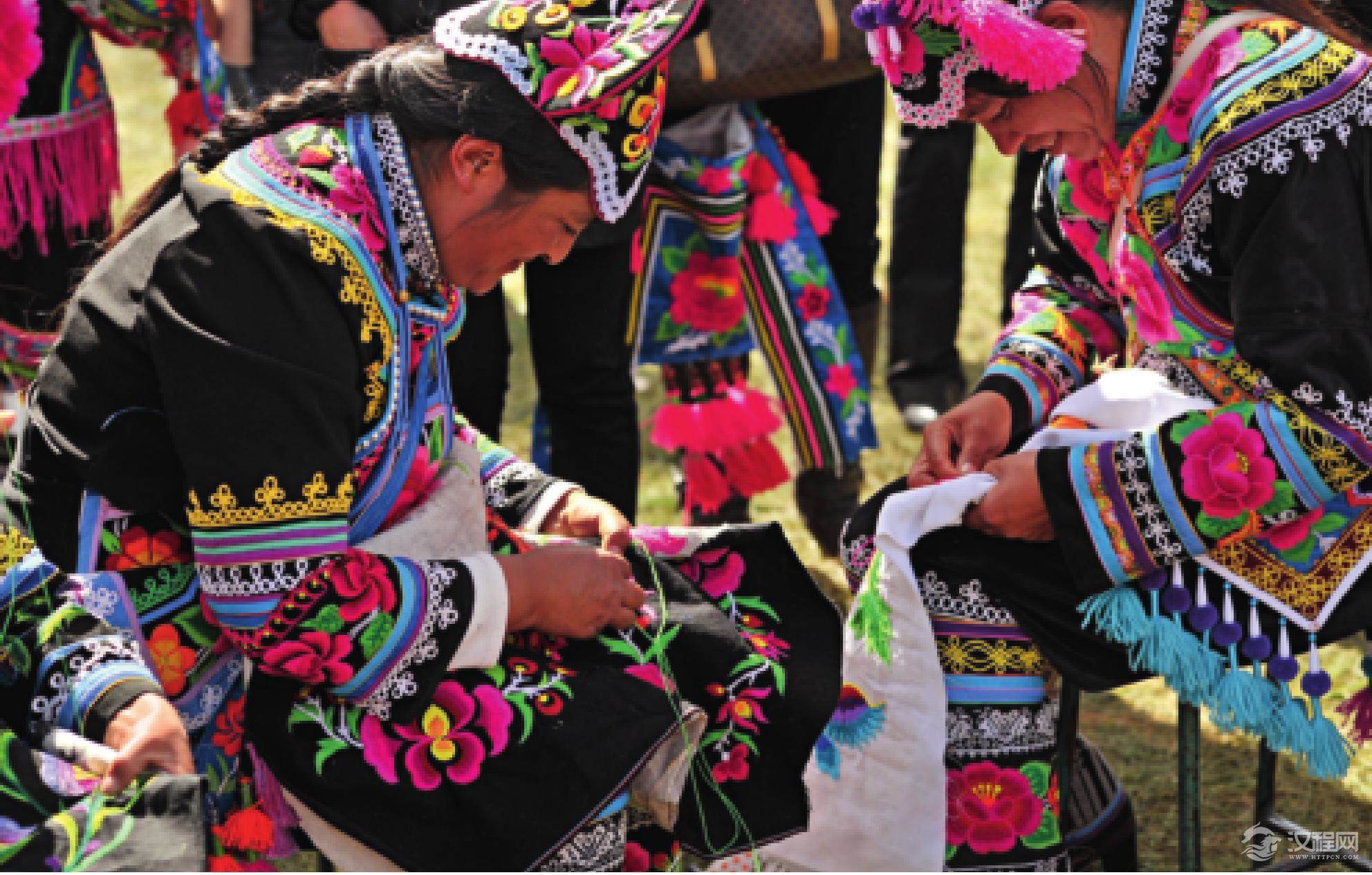 赛装节是彝绣技术和作品的大比拼