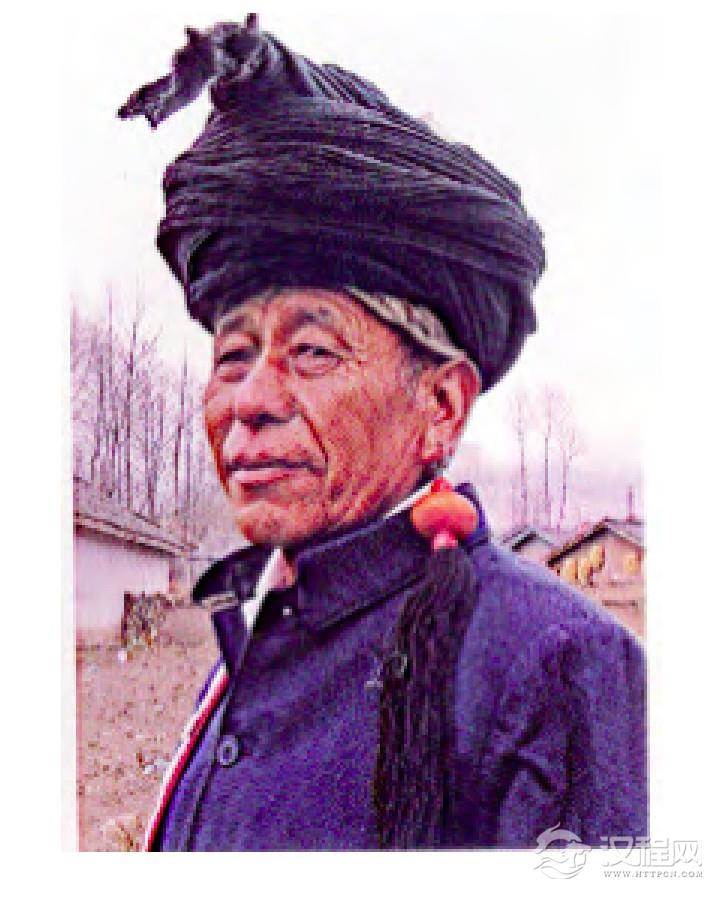 图3凉山昭觉彝族老年男子的“英雄结”