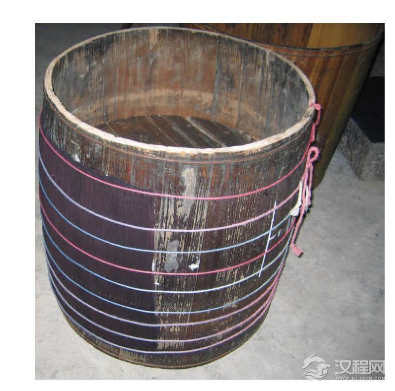 融水杆洞屯百褶裙制作(杨金兰提供)