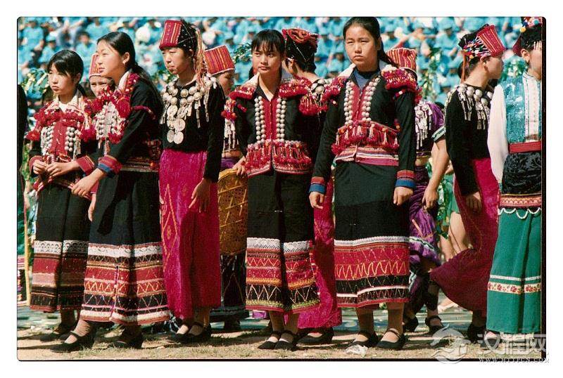 景颇族民族服装