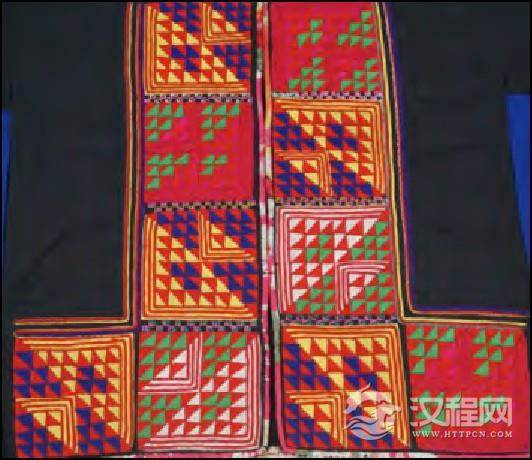 上衣前襟成“面”状铺开的贴布绣 