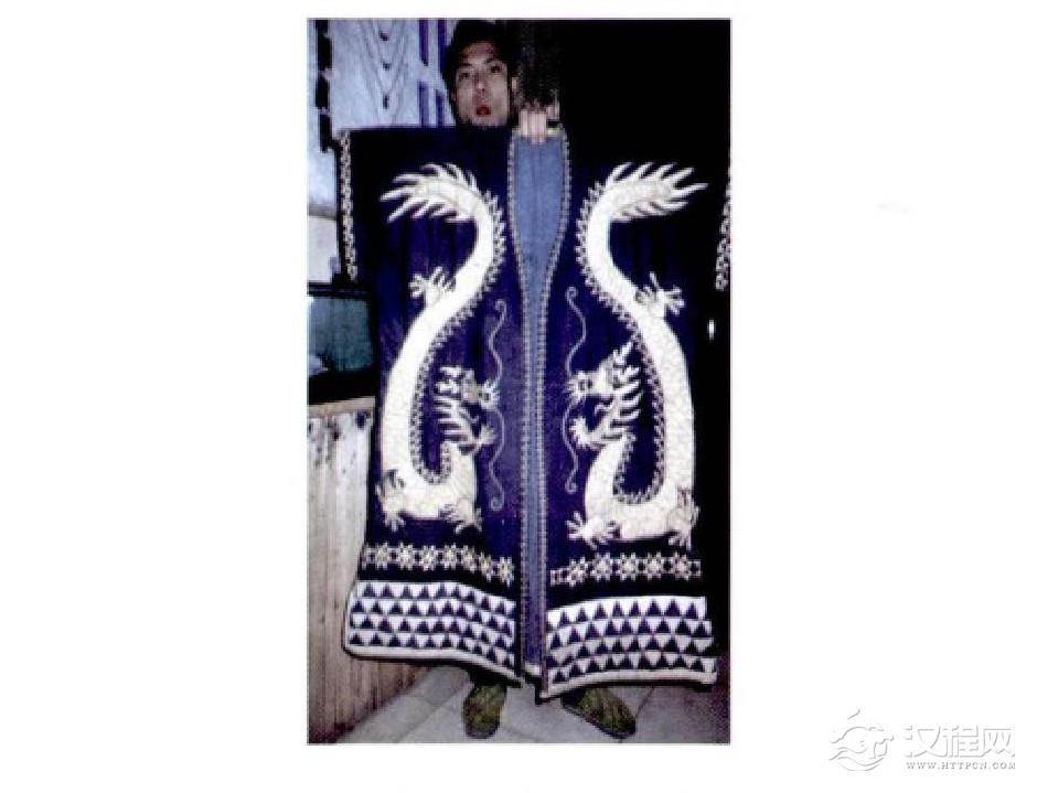 古代绣有龙图纹的男装