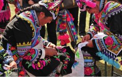 直苴彝族的刺绣与服饰