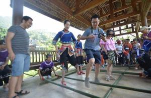 魅力坝美：跳竹竿舞 尝五彩饭 赏壮族服饰