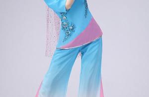 回族女孩 衣服的领口很特别，这鞋子好像走路很舒服的样子！