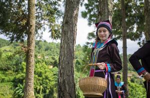 云南文山普者黑的瑶族女人，这里的瑶族服装满满都是艺术