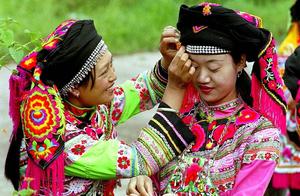 少数民族服饰，彝族服饰上的民族情