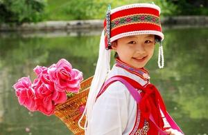 亮丽风流萃于一身的白族服饰，堪称造型与色彩调配的艺术杰作