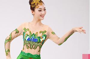 傣族女孩 肉色的圆领设计，经典大方，仿佛身体与衣服融为一体