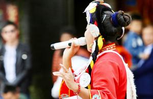 纳西族美女的衣服不仅好看，服饰是其传统文化的一朵奇葩