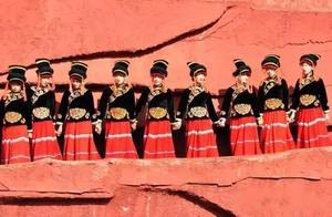 “披”星“戴”月的纳西族服饰