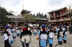 这个纳西村寨居住在天边边 服饰很特别