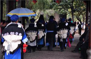 丽江纳西族 披在身上的“星月”