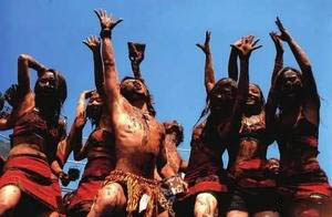 佤族与黑色，黑色象征着健康、庄严和肃穆