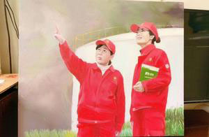 芮军红和她画的石头