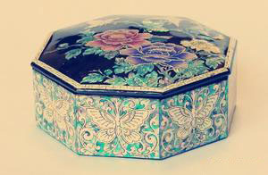 这些传统手工技艺，软木画、螺钿、石湾陶等传承千年的民间工艺