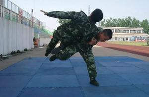 一学就会的散打快摔实战技法：巧破锁喉和抱腰