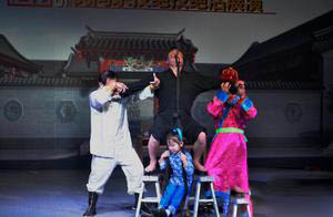 鼻奏唢呐口吞长剑 首届河北省民间杂技绝活展演开幕